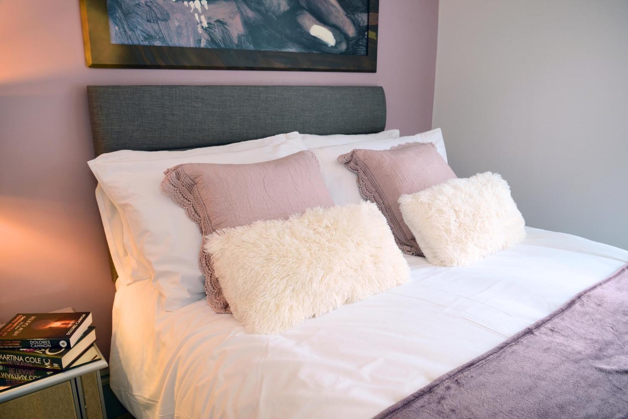 The Old Brewery Boardroom - Winchester City Centre - Unique Property - Free Parking - Sleeps 6 - By Xplus Stays ภายนอก รูปภาพ