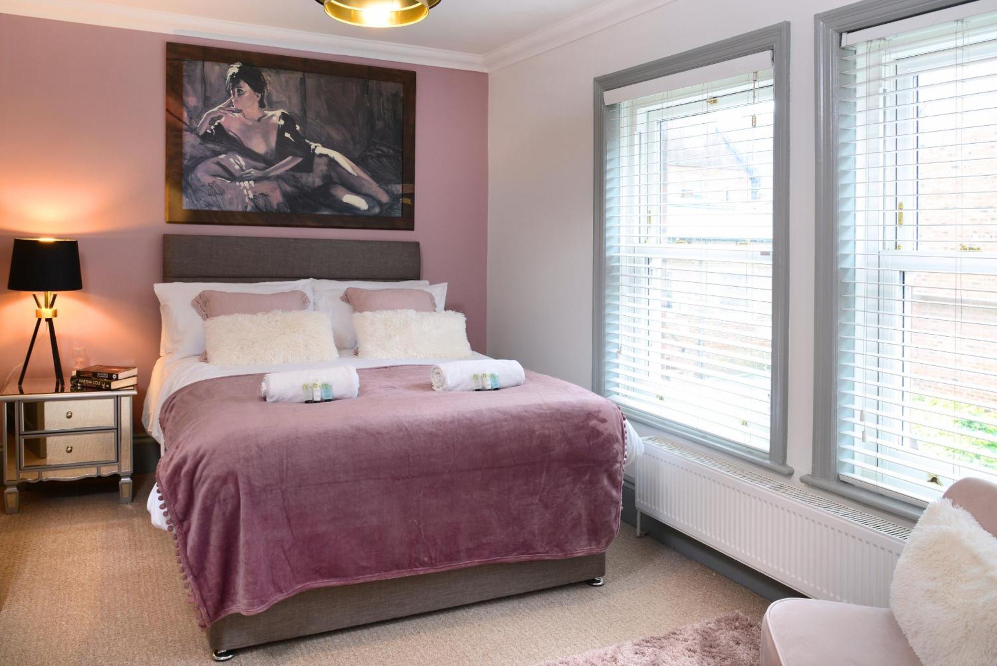 The Old Brewery Boardroom - Winchester City Centre - Unique Property - Free Parking - Sleeps 6 - By Xplus Stays ภายนอก รูปภาพ