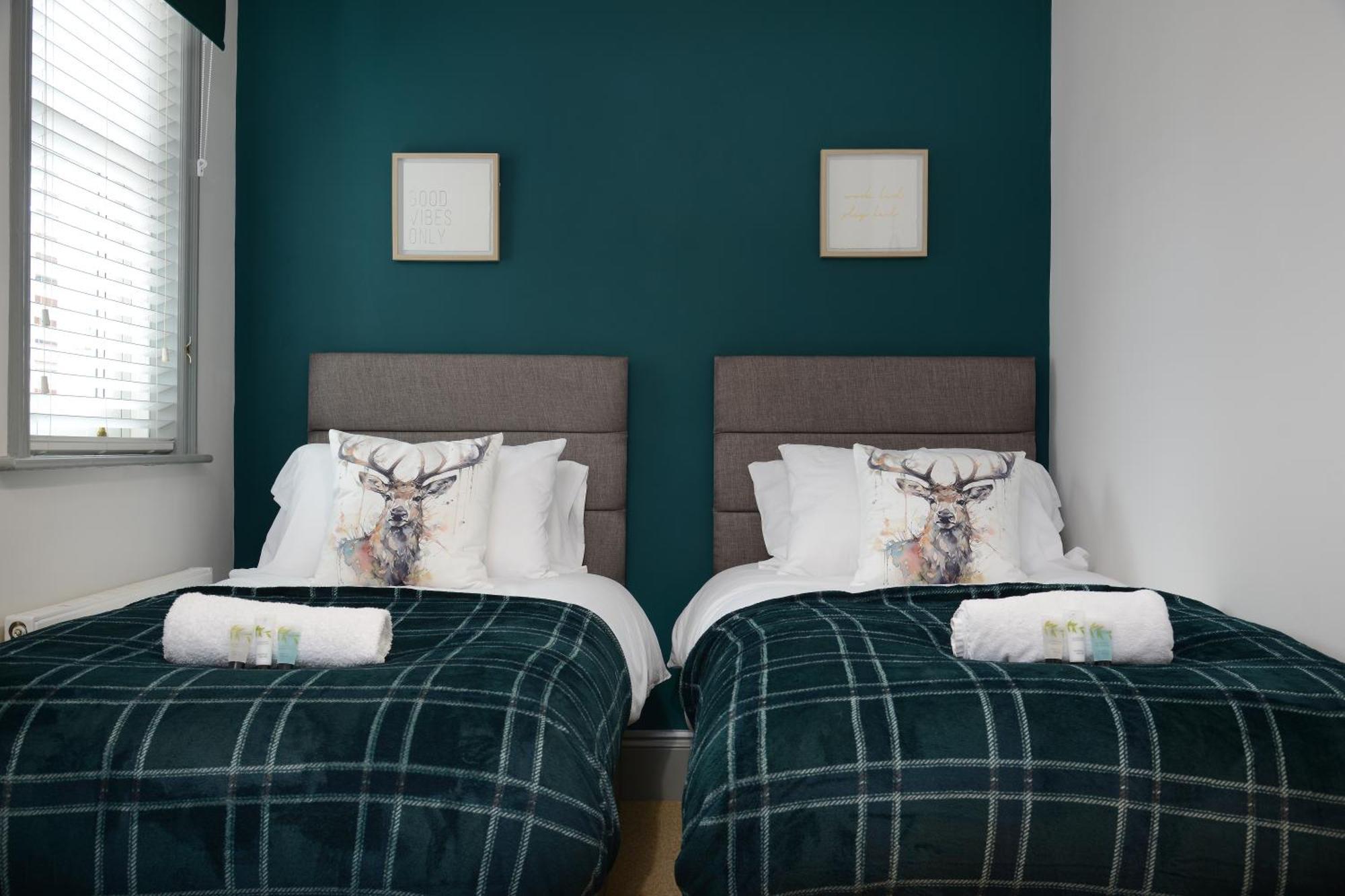 The Old Brewery Boardroom - Winchester City Centre - Unique Property - Free Parking - Sleeps 6 - By Xplus Stays ภายนอก รูปภาพ
